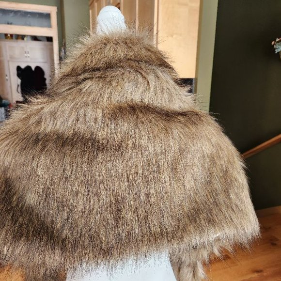 Faux fur stole/cape - Picture 2 of 5